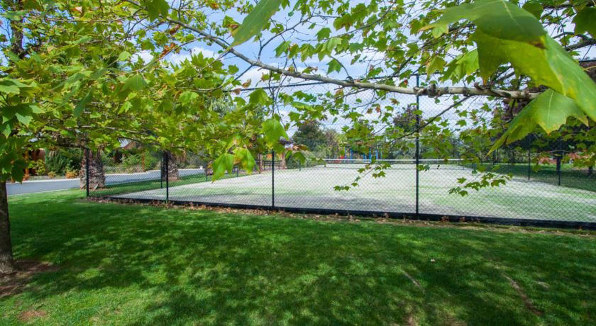 Perricoota Vines Retreat Hotel Moama Exterior photo